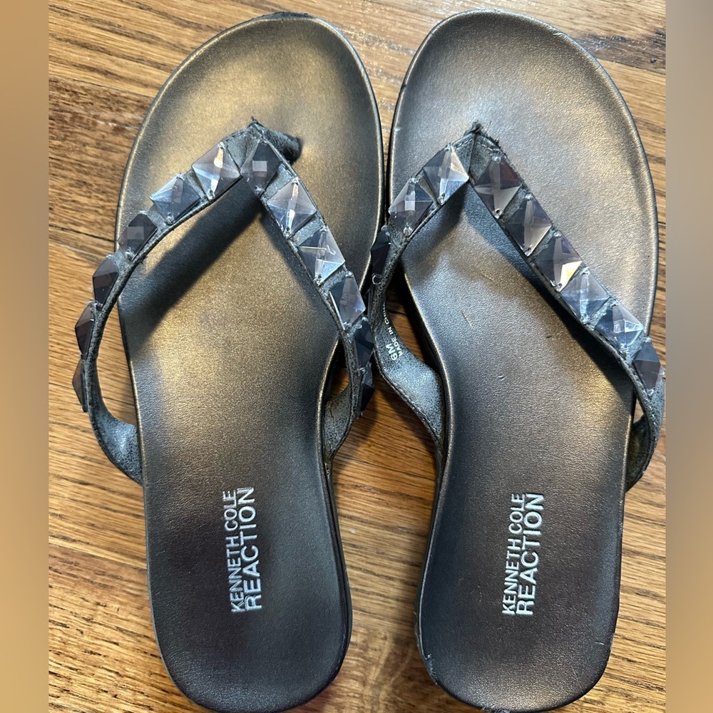 KENNETH COLE REACTION Women’s Flip Flop Cushioned Embellished Size 6 Sandal